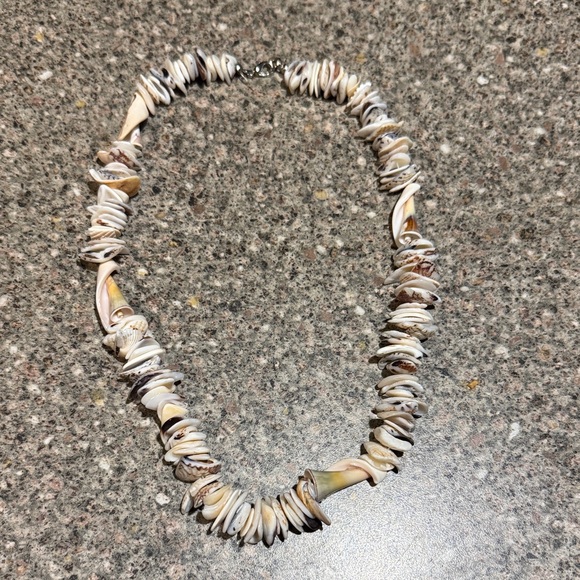 Jewelry - Vinatge hawaiian puka shell necklace cone snail shells